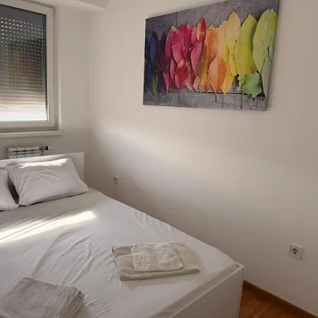 아파트 Cetvorosoben Nov Stan Vo Aerodrom *