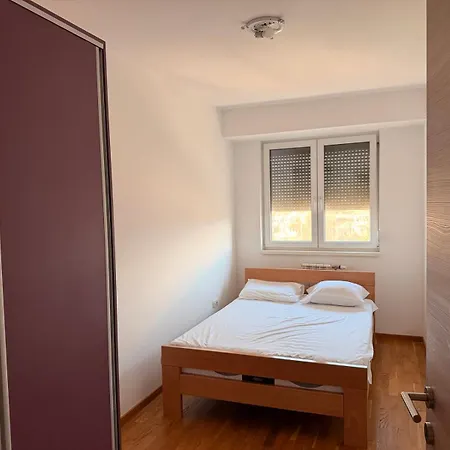 아파트 Cetvorosoben Nov Stan Vo Aerodrom