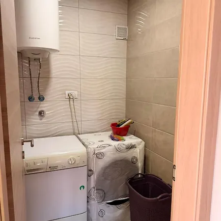 Cetvorosoben Nov Stan Vo Aerodrom 스코페