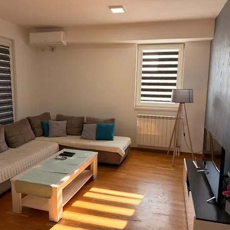 Cetvorosoben Nov Stan Vo Aerodrom *