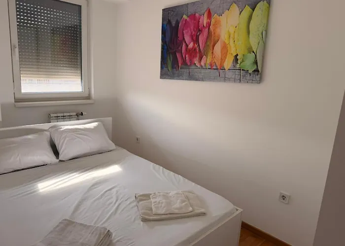 아파트 Cetvorosoben Nov Stan Vo Aerodrom *