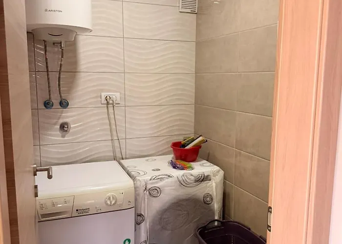 Cetvorosoben Nov Stan Vo Aerodrom 스코페